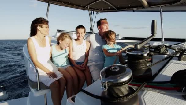 Famiglia con bambini che navigano su yacht di lusso — Video Stock