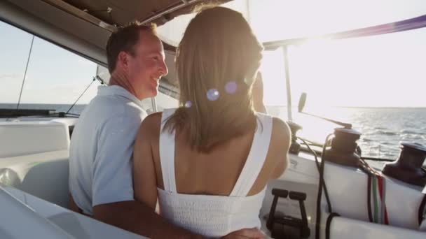 Молода пара плаває на розкішному яхті — стокове відео