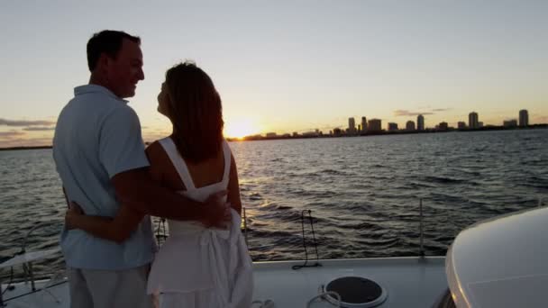 Couple regardant Sunrise sur yacht de luxe — Video