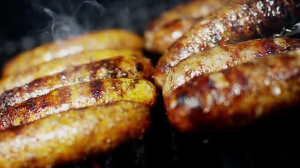 ไส้กรอกเนื้อย่างบนบาร์บีคิว — วีดีโอสต็อก