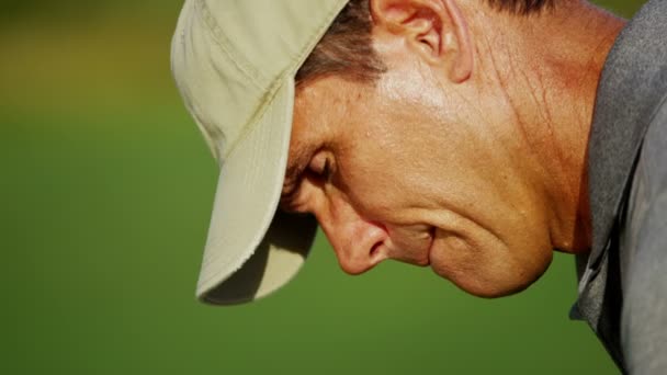 Profesyonel erkek golf oyuncu — Stok video