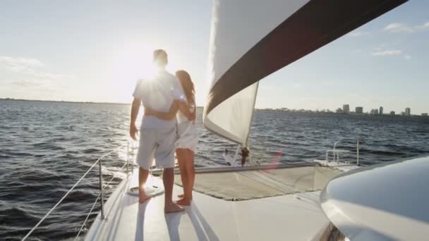 Casal jovem Vela em iate de luxo — Vídeo de Stock