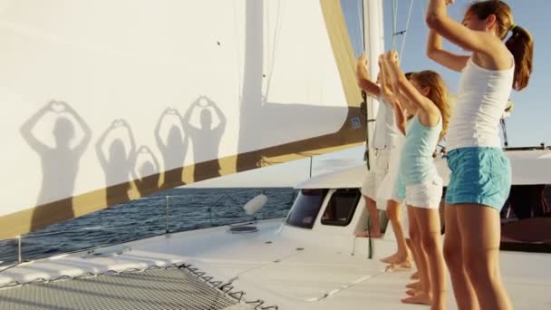 Семейные игры с силуэтами на яхте — стоковое видео