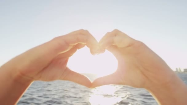 Mani che fanno forma di cuore — Video Stock