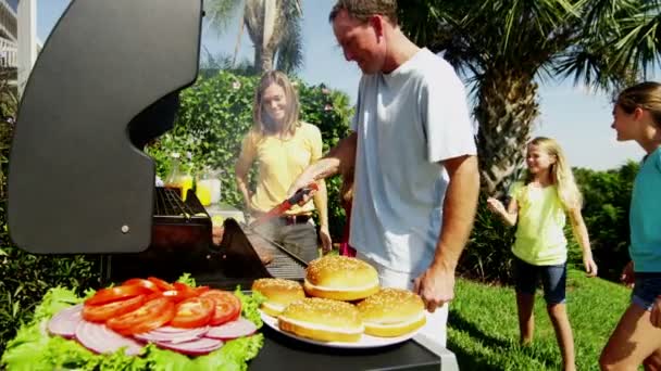 Eltern mit Töchtern grillen Grillfleisch — Stockvideo