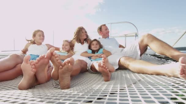 Familj med barn segling på lyxyacht — Stockvideo