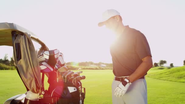 Jugador de golf profesional jugando al golf — Vídeo de stock