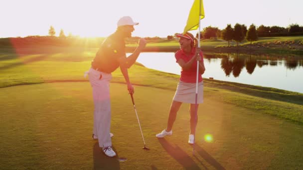 Man en vrouw die golf spelen — Stockvideo