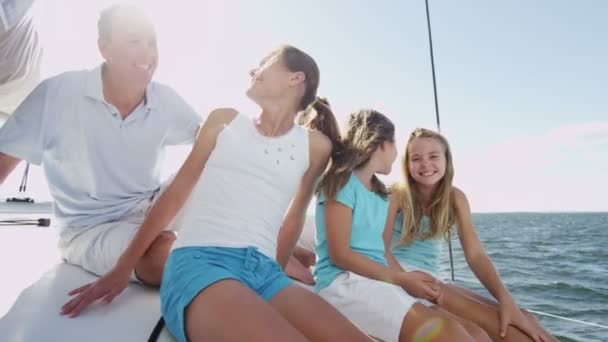 Молоді дівчата з батьками розважаються на розкішній яхті — стокове відео