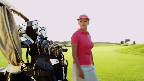 Joueur de golf avec des clubs de golf en plein air — Video