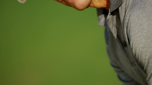 Гравець в гольф грає на полі для гольфу — стокове відео