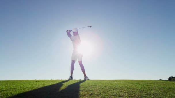 Jogador de golfe profissional jogando golfe — Vídeo de Stock