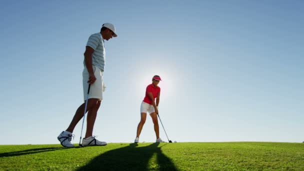 Homme et femme jouant au golf — Video