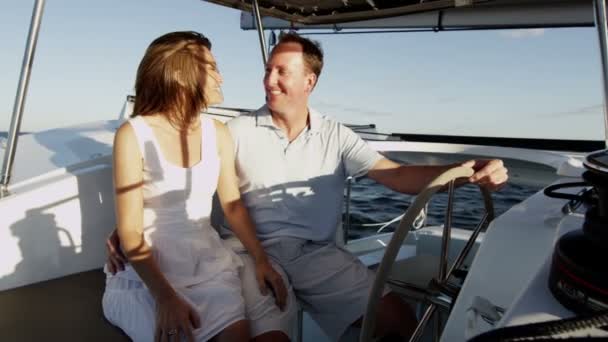 Jeune couple Voile sur yacht de luxe — Video