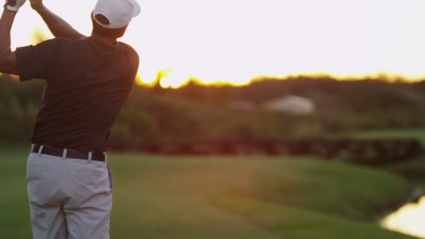 Jogador de golfe profissional jogando golfe — Vídeo de Stock