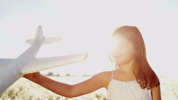 Jovem brincando com avião de brinquedo — Vídeo de Stock