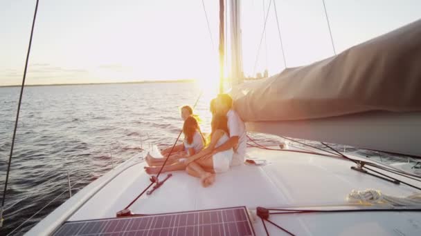 豪華なヨットで愛する両親と若い娘 — ストック動画