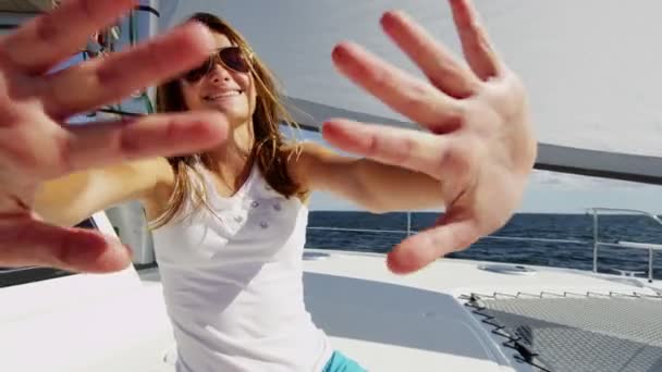 Mladá dívka, baví se na luxusní jachtě — Stock video
