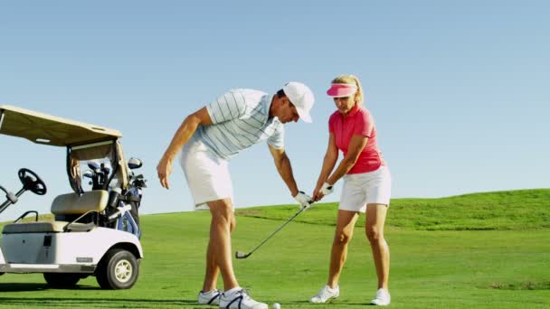 Man en vrouw die golf spelen — Stockvideo