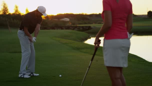 Мужчина и женщина играют в гольф — стоковое видео