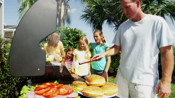 Padres con hijas asar carne barbacoa — Vídeos de Stock