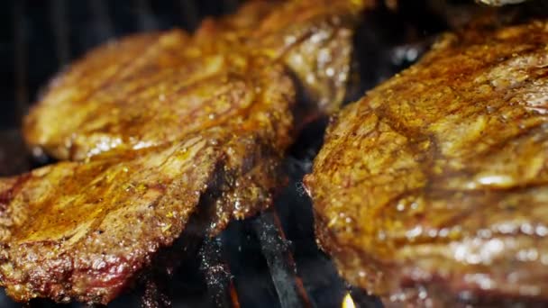 Bifes de carne na grelha em churrascaria — Vídeo de Stock