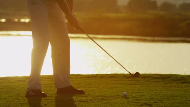 Golfprofi spielt auf dem Feld — Stockvideo