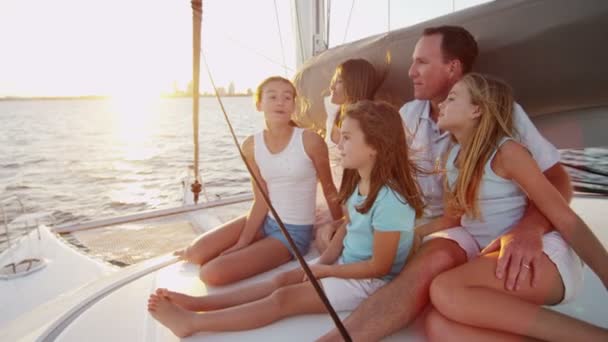 Liefdevolle ouders en jonge dochters op luxe jacht — Stockvideo