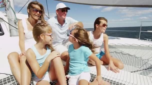 Jeune mère et père avec des filles souriantes sur le yacht — Video