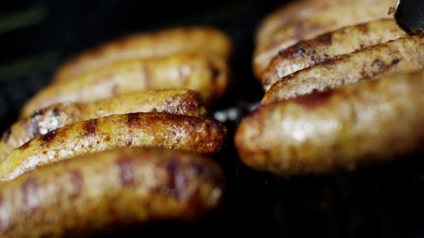Salsicce di carne alla griglia su barbecue — Video Stock