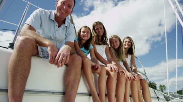 Jeune mère et père avec des filles souriantes sur le yacht — Video