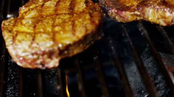 Steaks de boeuf sur le gril au steakhouse — Video