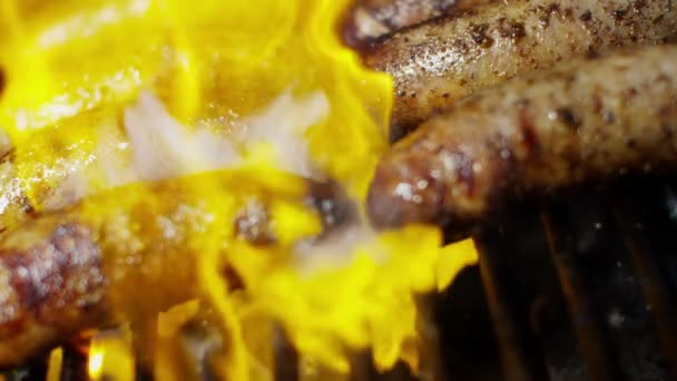 Saucisses de viande grillées sur barbecue — Video