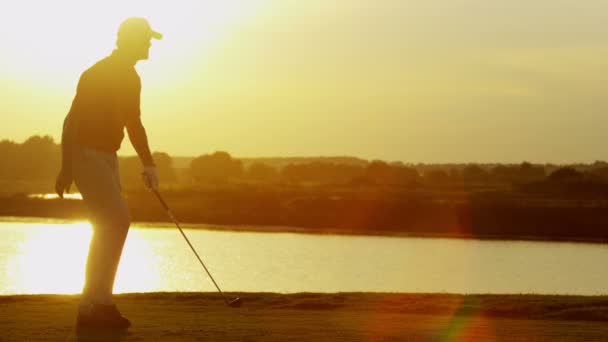 Golf męski profesjonalny gracz grający na pole — Wideo stockowe