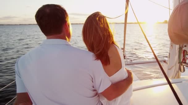 Пара, смотрящая на Sunrise на роскошной яхте — стоковое видео