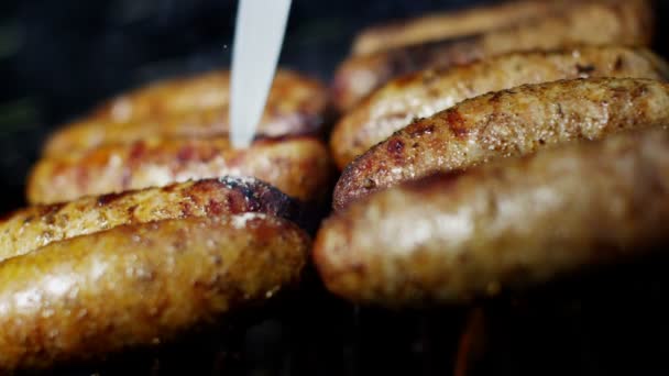 Sosis daging panggang di BBQ — Stok Video