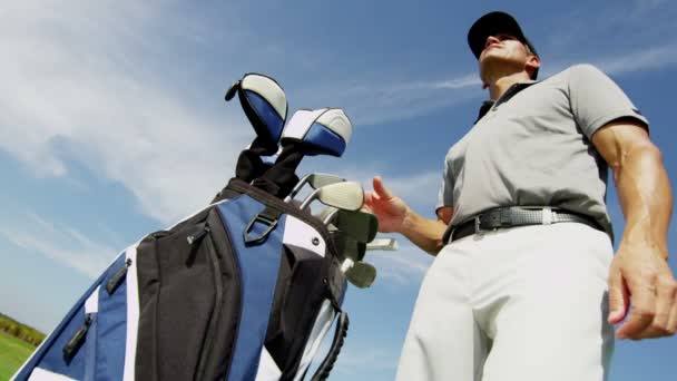 Професійний чоловічий гравець у гольф — стокове відео