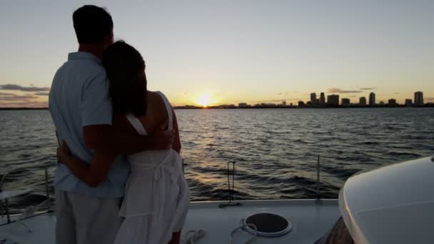 Couple regardant Sunrise sur yacht de luxe — Video