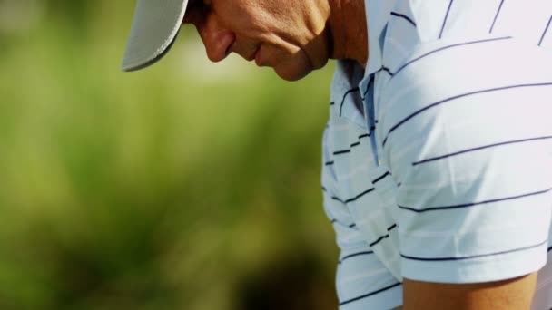 Jogador de golfe masculino jogando golfe — Vídeo de Stock