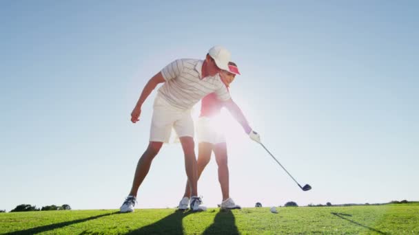 Homme et femme jouant au golf — Video