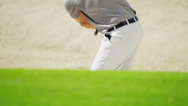 Joueur de golf professionnel masculin pendant l'entraînement — Video