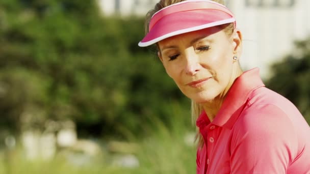 Jogador de golfe feminino jogando golfe — Vídeo de Stock