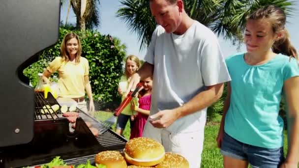 Pais com filhas grelhar carne churrasco — Vídeo de Stock