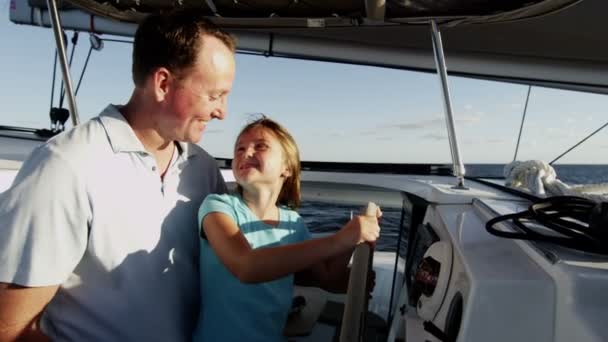 Filha e pai navegando em iate de luxo — Vídeo de Stock