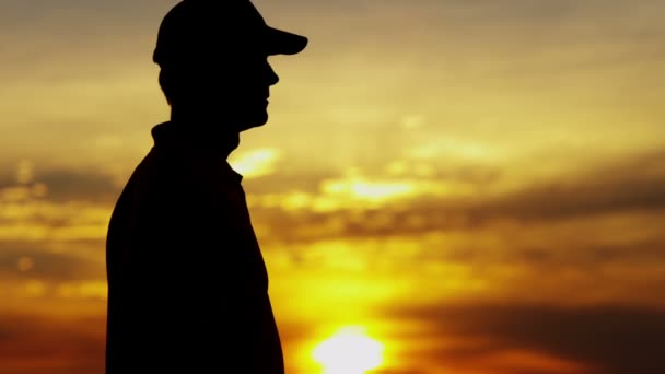 Silhouette eines männlichen Golfprofis mit Trophäe — Stockvideo