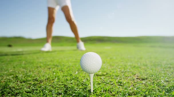 打高尔夫球的女高尔夫职业选手 — 图库视频影像