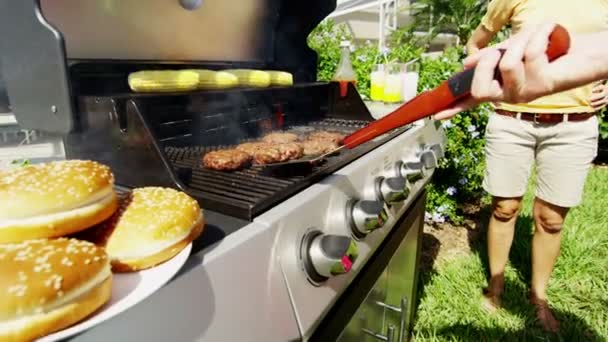 Famiglia divertirsi a casa giardino — Video Stock