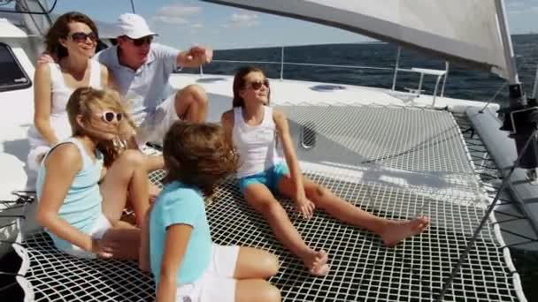 母亲和父亲与微笑的女孩在游艇上 — 图库视频影像