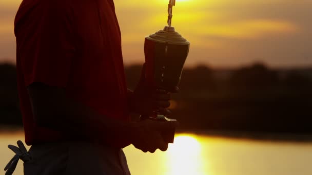 Silhuett av professionella manliga golf spelare med trophy — Stockvideo