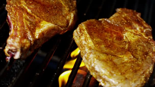 Szalonnasütés, főzés egészséges, alacsony koleszterin színhús T-Bone Steak étkezés — Stock videók